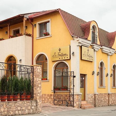 Pension La Fontana Baia Mare Bagian luar foto