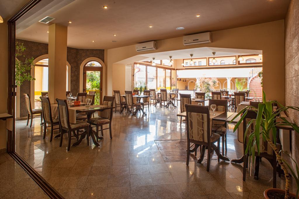 Pension La Fontana Baia Mare Bagian luar foto