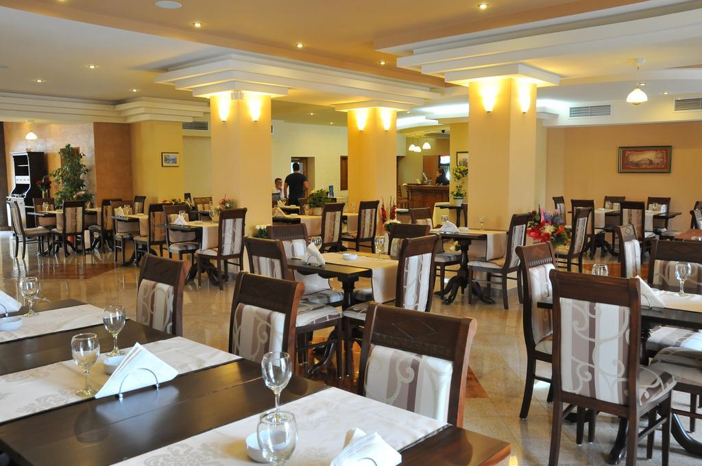 Pension La Fontana Baia Mare Bagian luar foto
