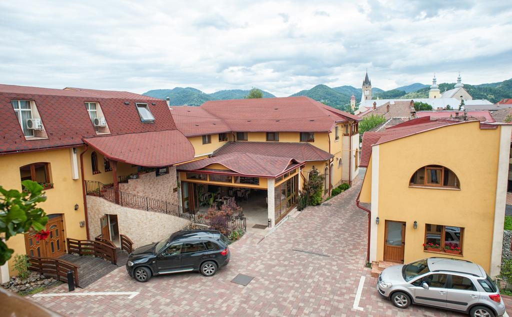 Pension La Fontana Baia Mare Bagian luar foto