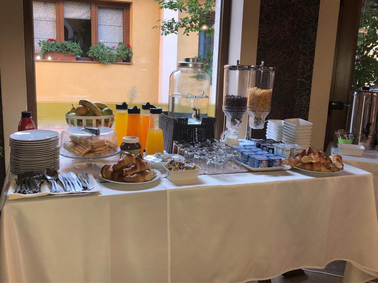 Pension La Fontana Baia Mare Bagian luar foto