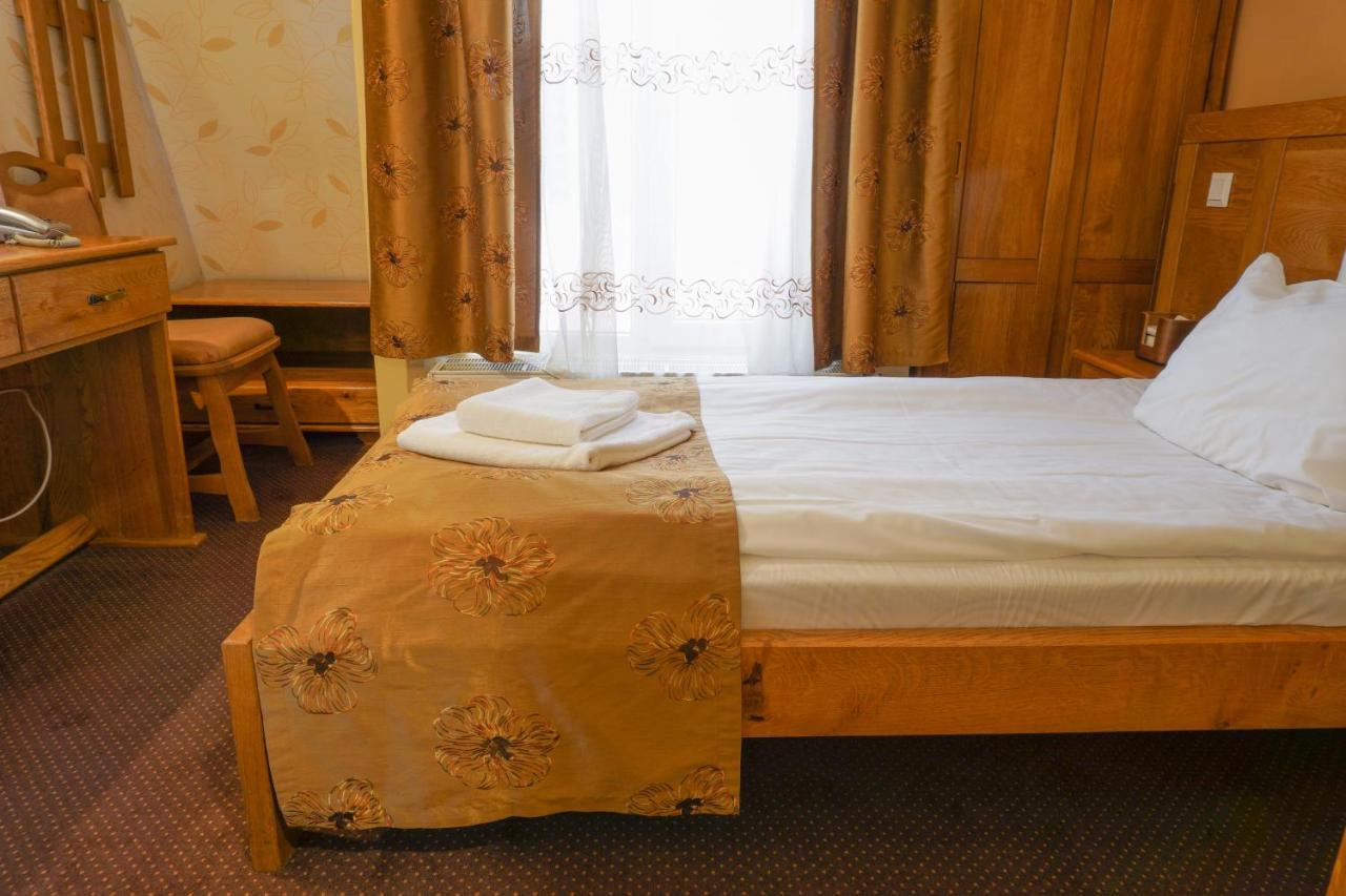 Pension La Fontana Baia Mare Bagian luar foto