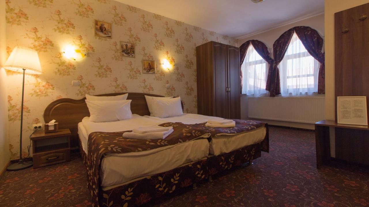 Pension La Fontana Baia Mare Bagian luar foto