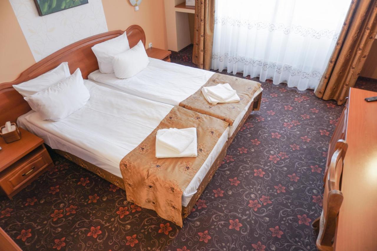 Pension La Fontana Baia Mare Bagian luar foto
