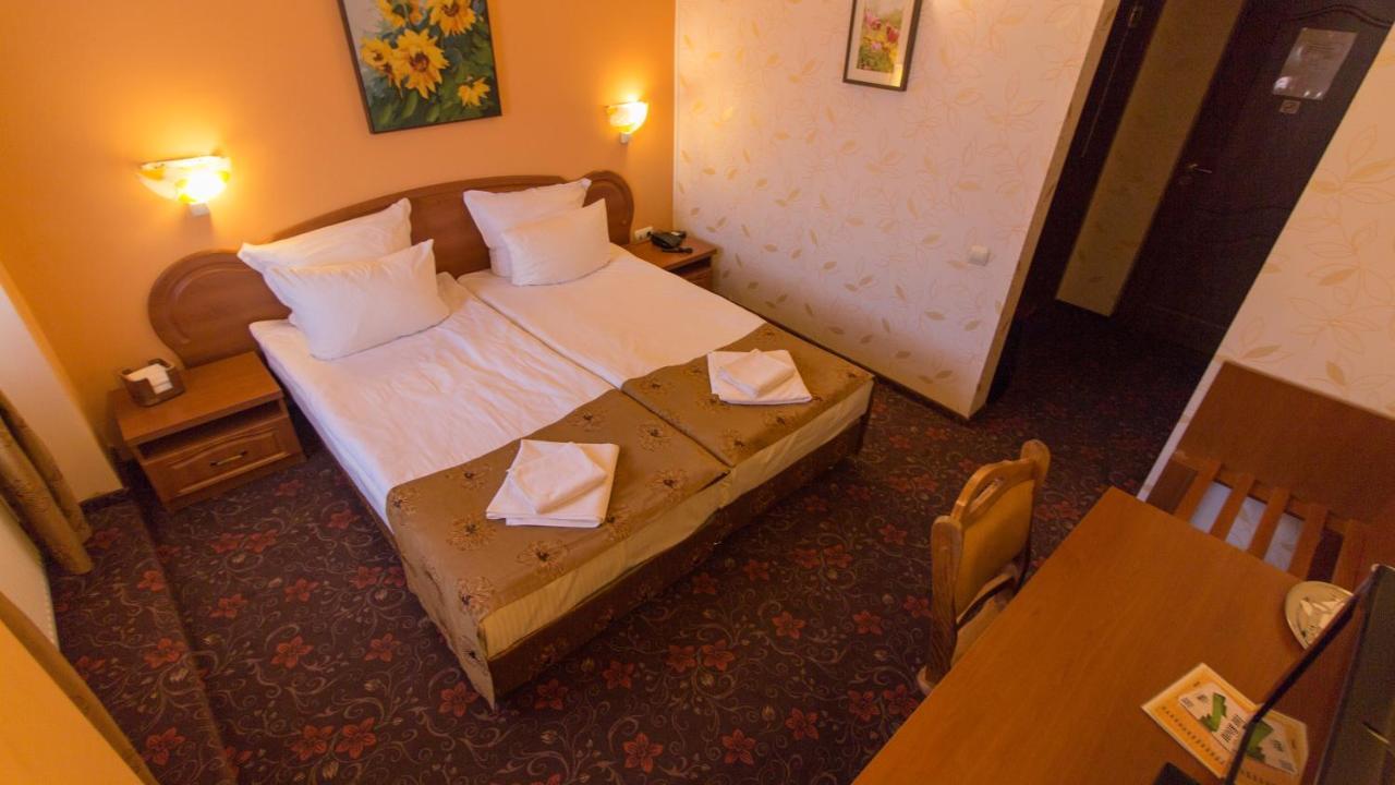 Pension La Fontana Baia Mare Bagian luar foto